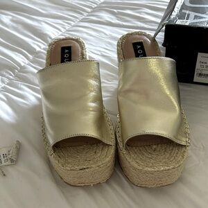 Aqua platform slip-on in gold